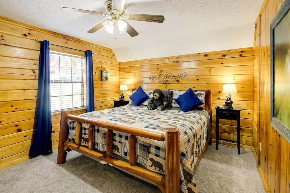 Sevierville Cabin w/ Hot Tub, Views & Pool Access!