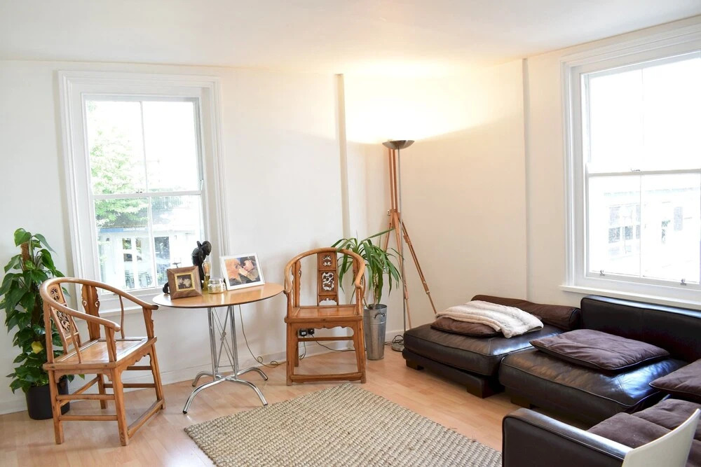 Light And Spacious Home In Battersea Square