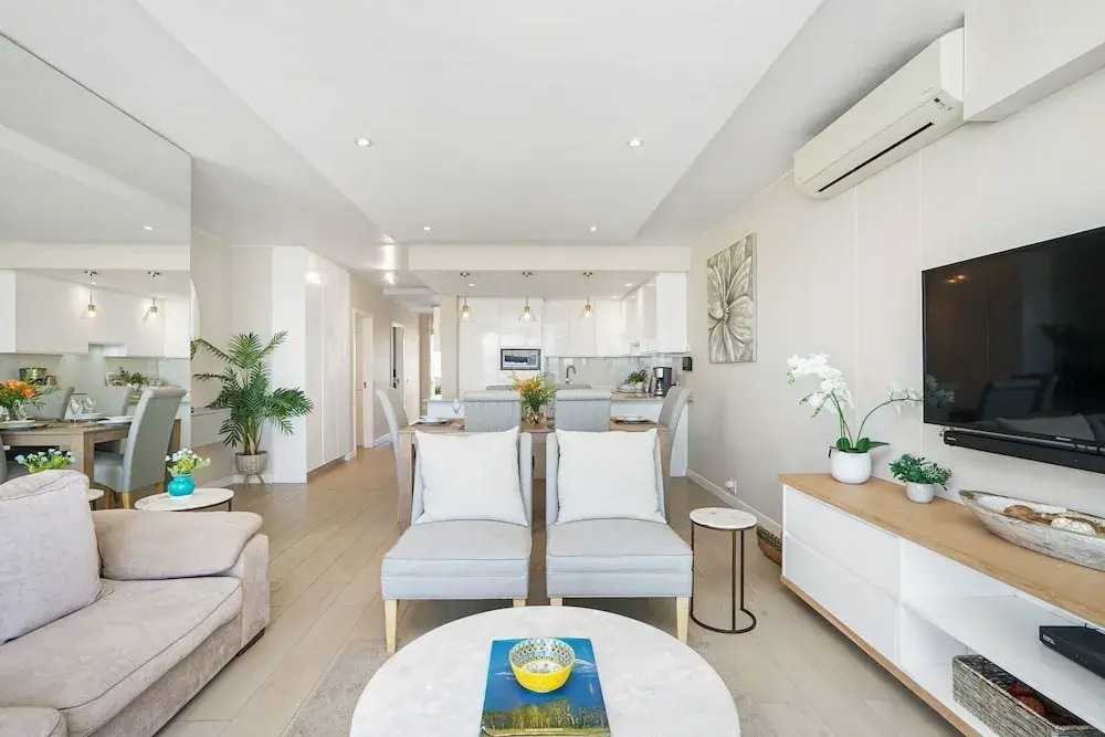 Dolphin Beach H106