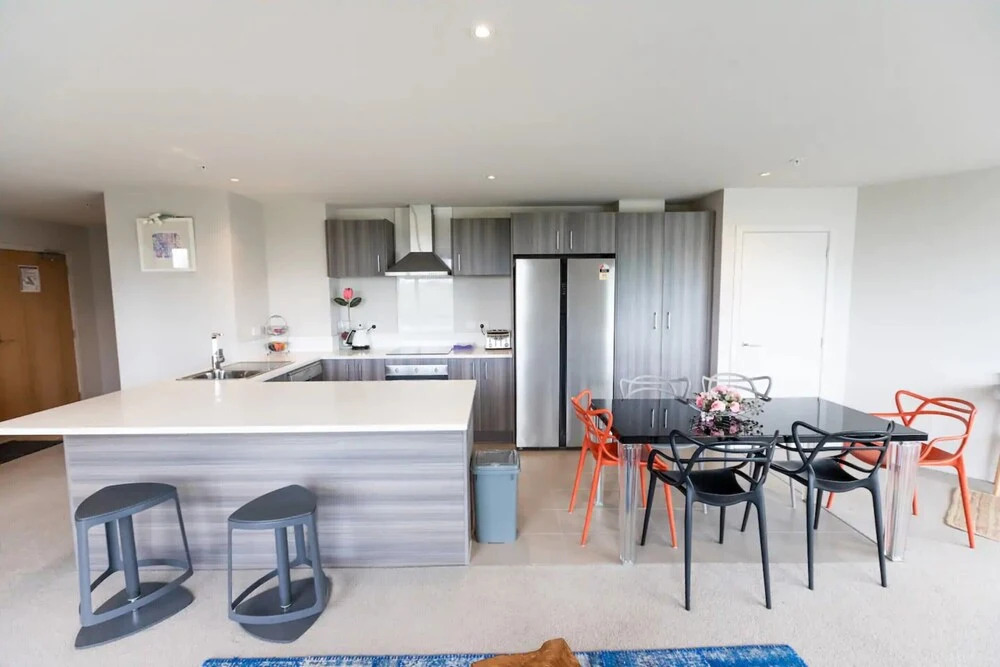 Large Four Bdr Apartment - Walk to Mall/stadium
