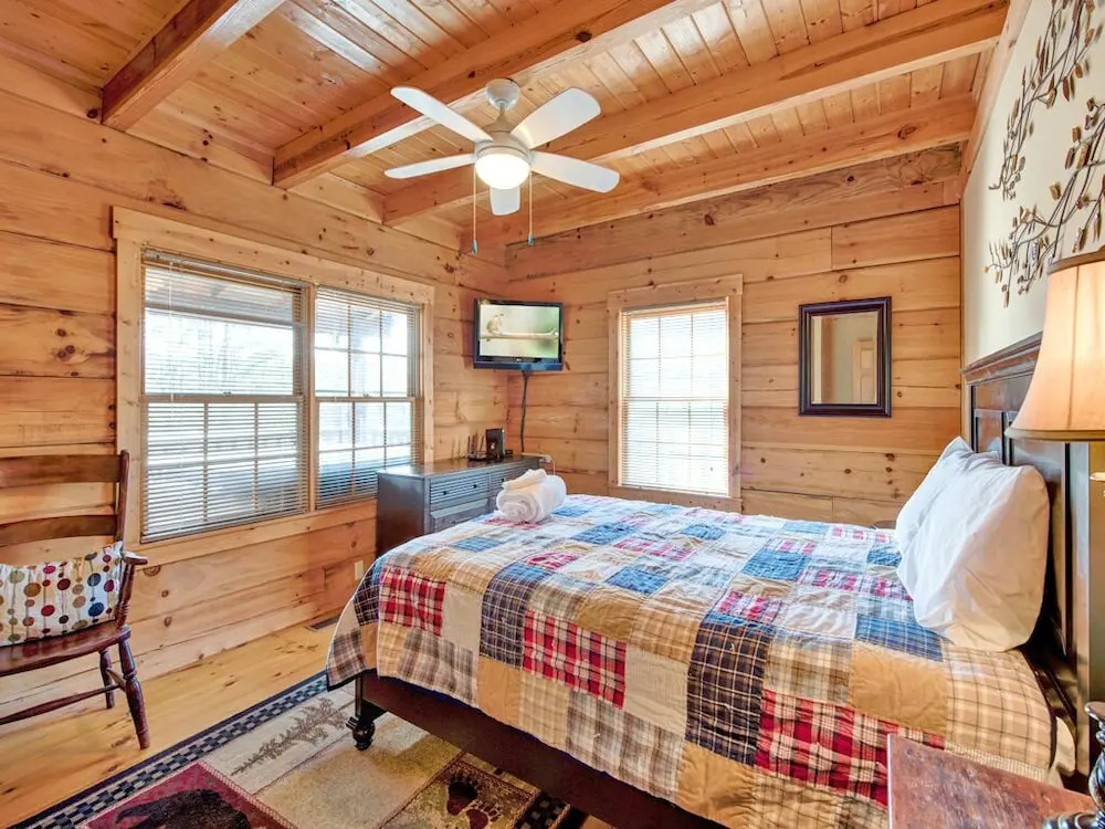 Black Bear Hideaway 3 Bedroom Home with Hot Tub