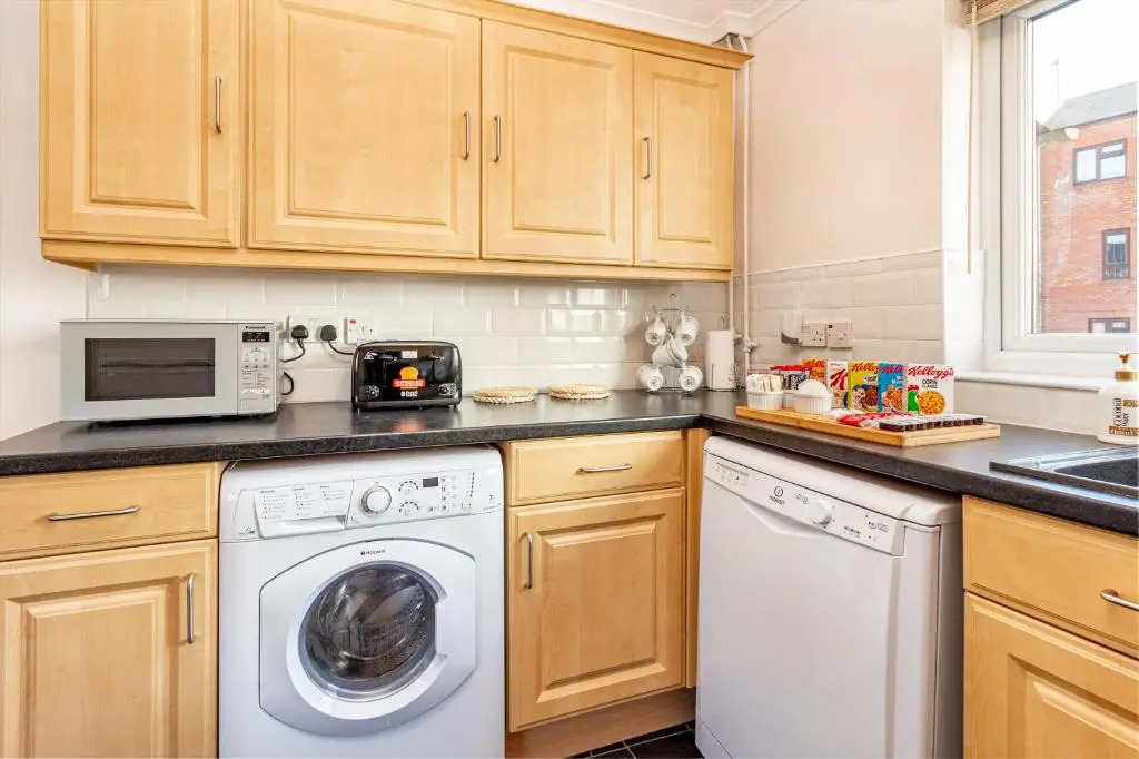4 Bedrooms Cosy Family Home, Super-Fast Wi-Fi, Free Parking, The Saddlers Gateway