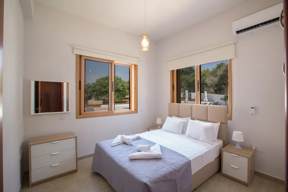 6 Bedroom Villa With Private Pool in the Area of Konnos