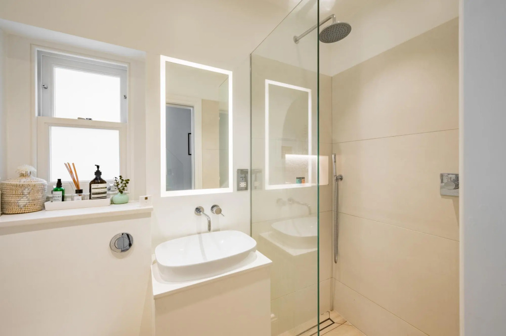 Spacious Three Bedroom Garden Flat Near Clapham Common by Underthedoormat