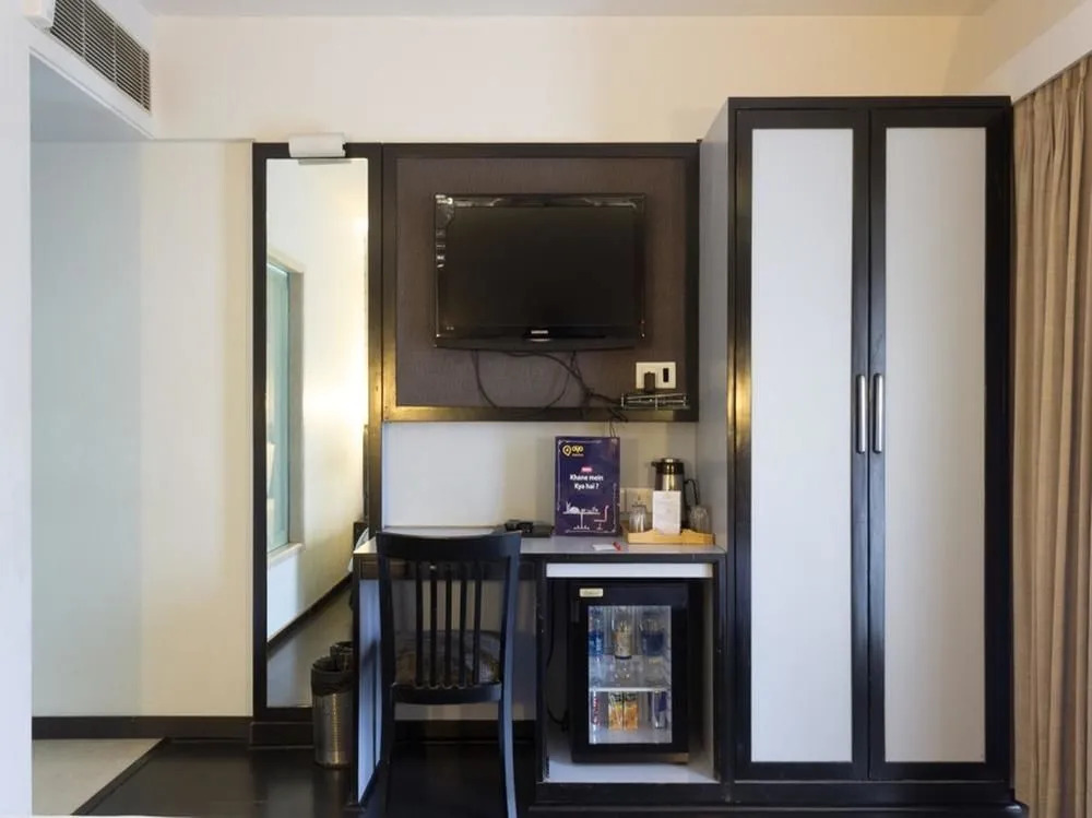 OYO Premium Borivali Kora Kendra