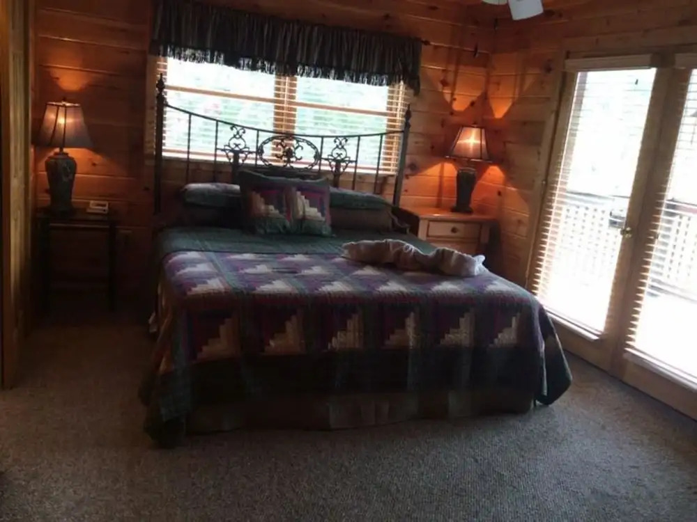 Spacious Party Hut Near Attractions by Redawning