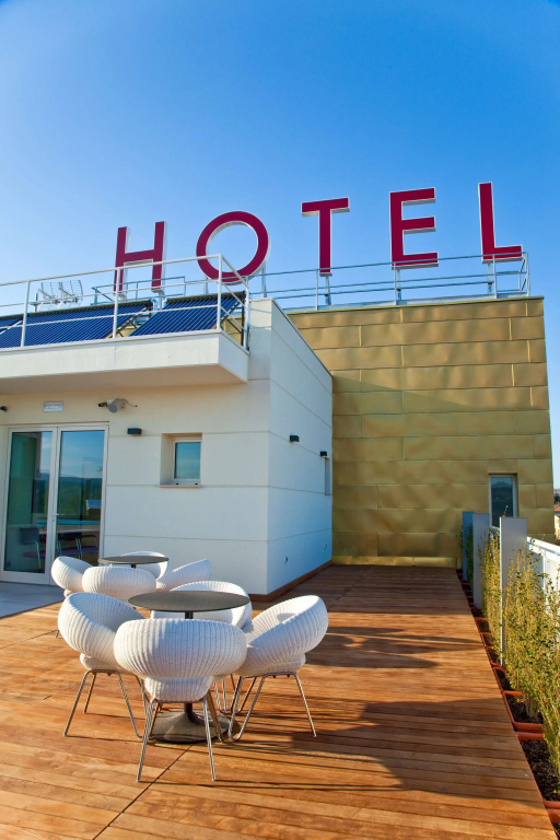 Breaking Business Hotel