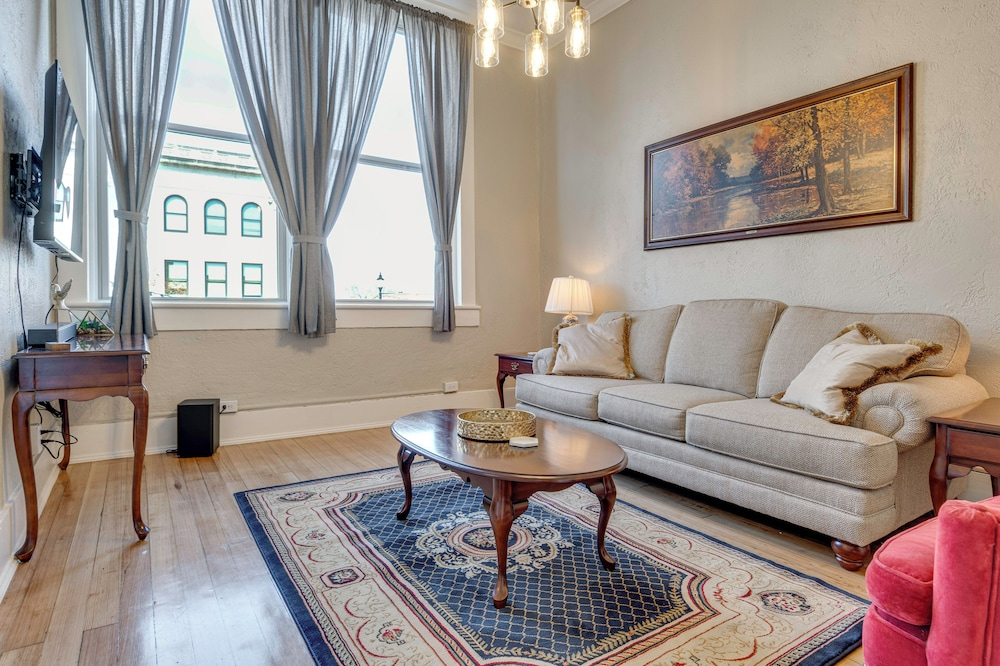 Historic Lebanon Gem: Central Walkable Location!