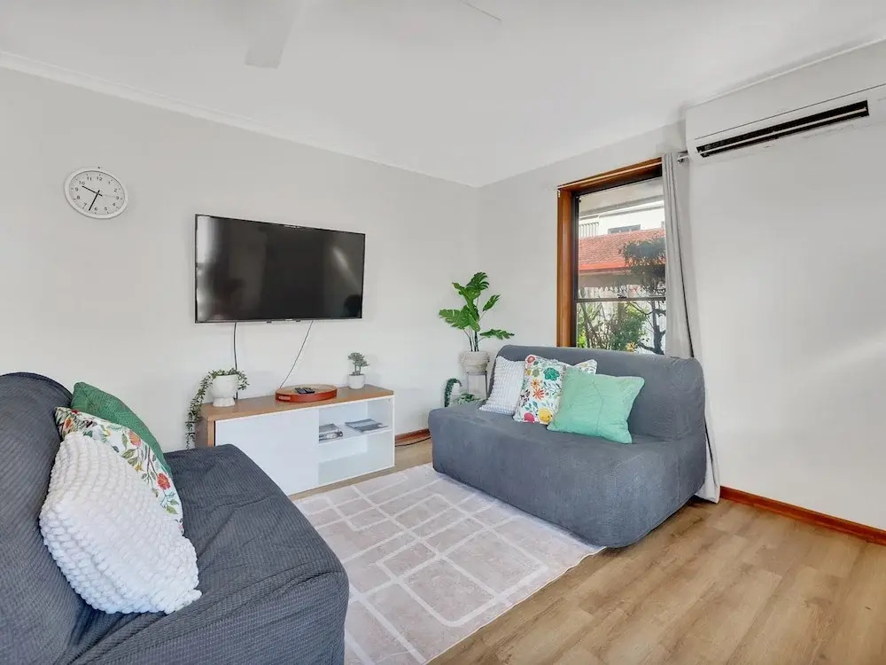 Tranquil 2-bed Townhouse Close to Beach
