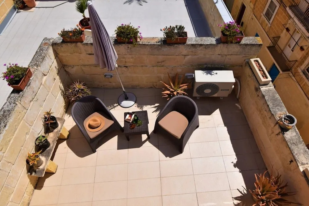Stylish and characterful townhouse - views, A/C