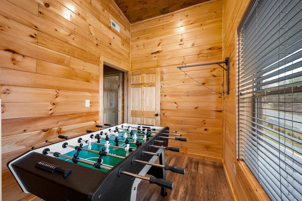 Charming New 5BR 4BA Cabin Near Dollywood