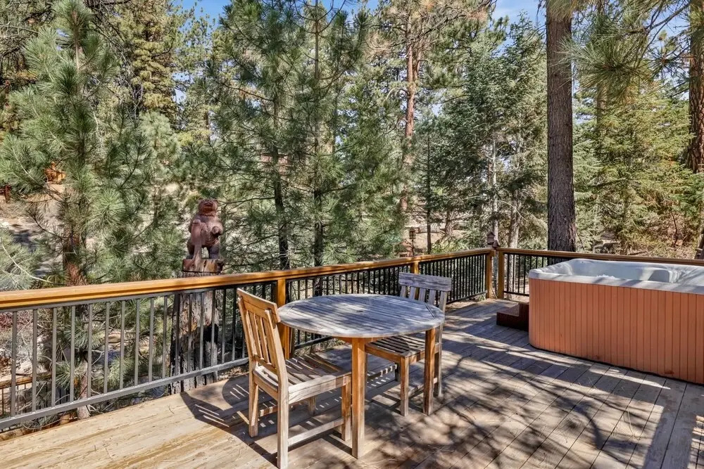 2056-top Notch Lodge 3 Bedroom Home by RedAwning