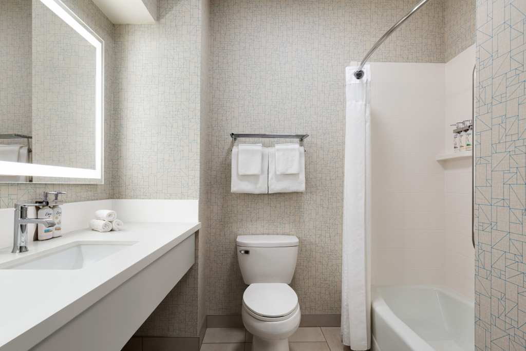 Holiday Inn Express and Suites Bakersfield Central by IHG