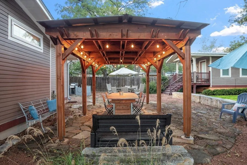 Lovebirds Getaway 3 Bedroom Home by RedAwning