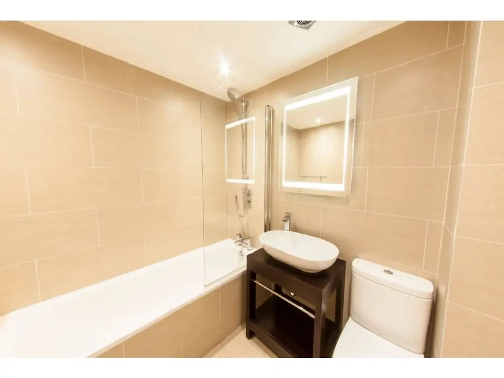 Bright, Classy 2BR Riverside Flat for 4