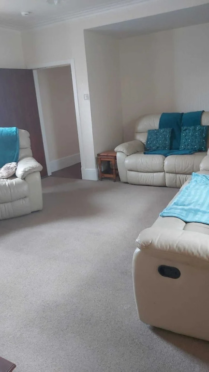 Spacious 3 Bedroom House With Outdoor Patio Area for Outdoor Dining and Wifi