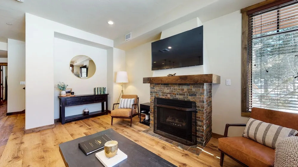 Woodwinds 1265 Luxury Townhouse, Private Hot Tub, 2 Car Garage by RedAwning