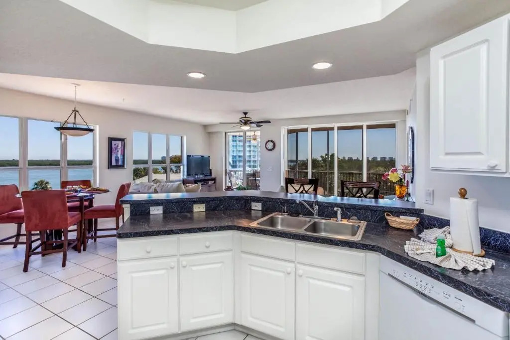 Island Beach Club 304, 2 Bedrooms, Pool, Elevator, WiFi, Sleeps 6, Bay view