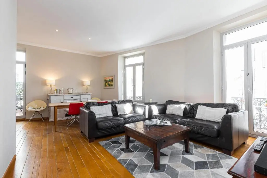 Bourgeois 3 bdrs & Large Terrace - 5mn from le Palaisdowtown