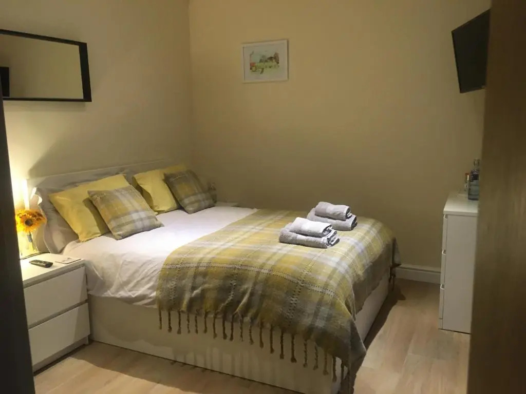 Private Entry Double Bedroom With Beautiful Views!