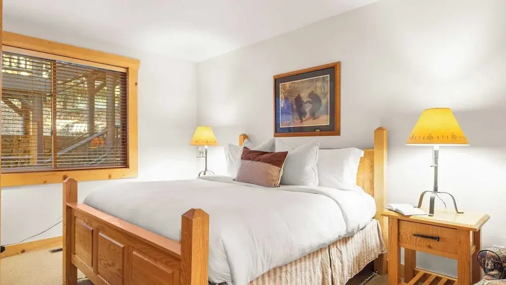 Mountain Charm, Stone Fireplace, Chef's Kitchen, & Balcony Cedar Ridge by Avantstay