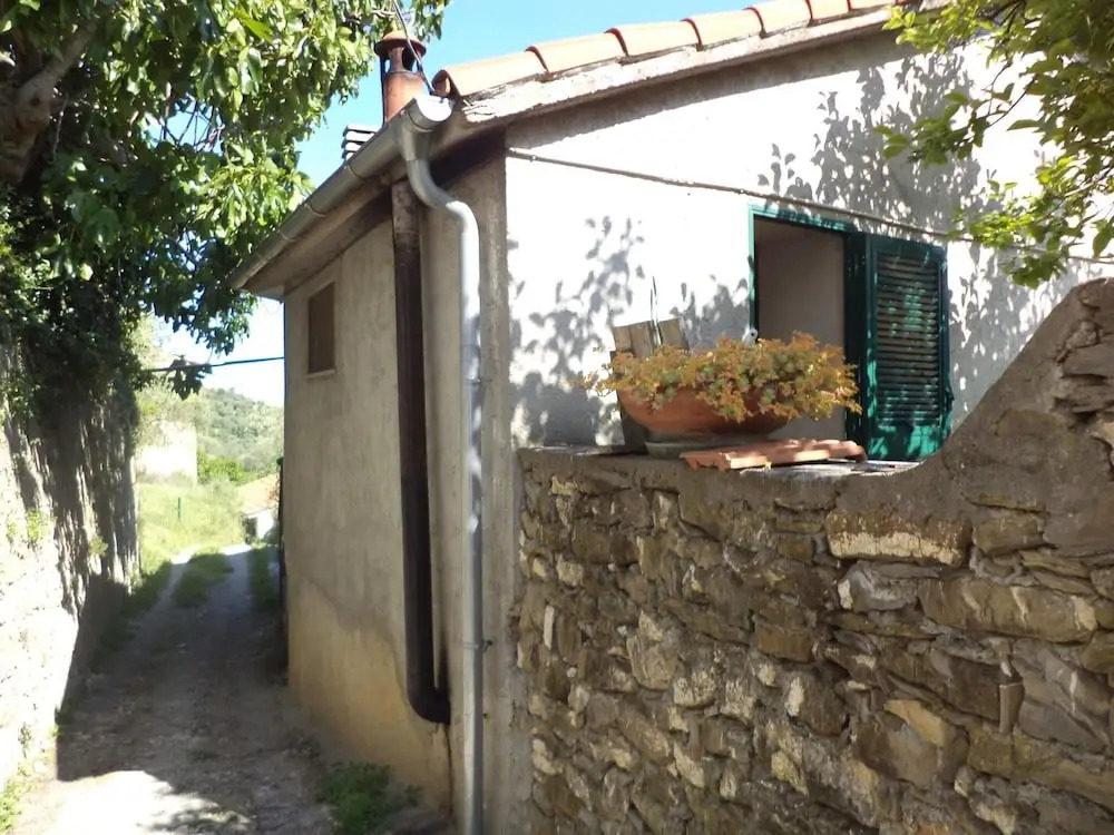 Small House in the Hills for Beautiful Walks Near the Sea