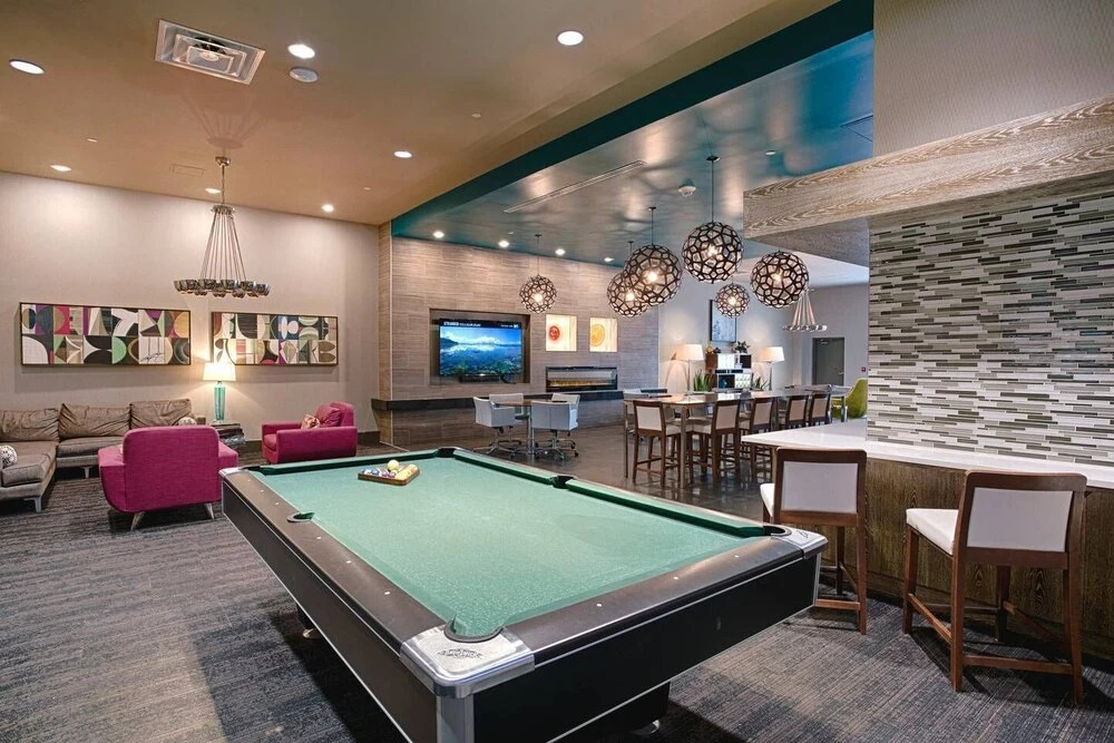 Honky Tonk Luxury 2BR/2BATH - Fast WIFI - Work Area - Free Parking! (CH2)