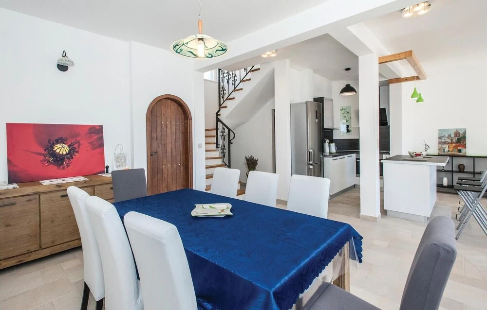 Awesome Home In Sevid
