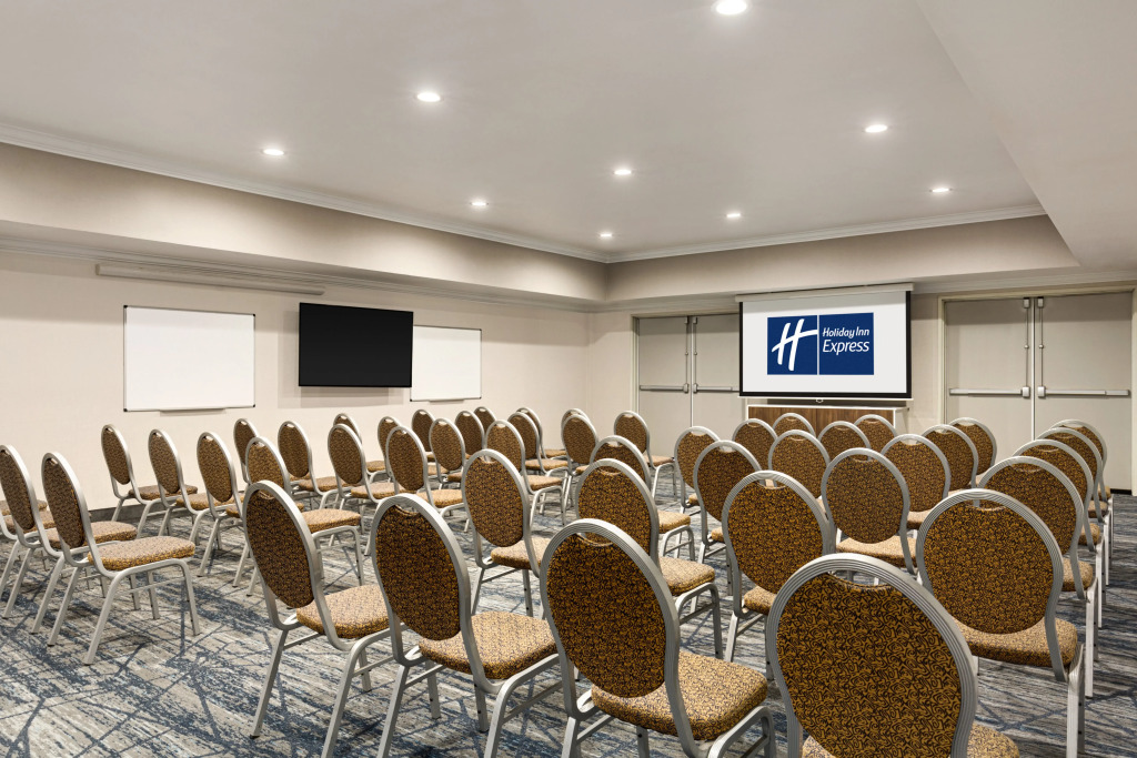 Holiday Inn Express and Suites Bakersfield Central by IHG