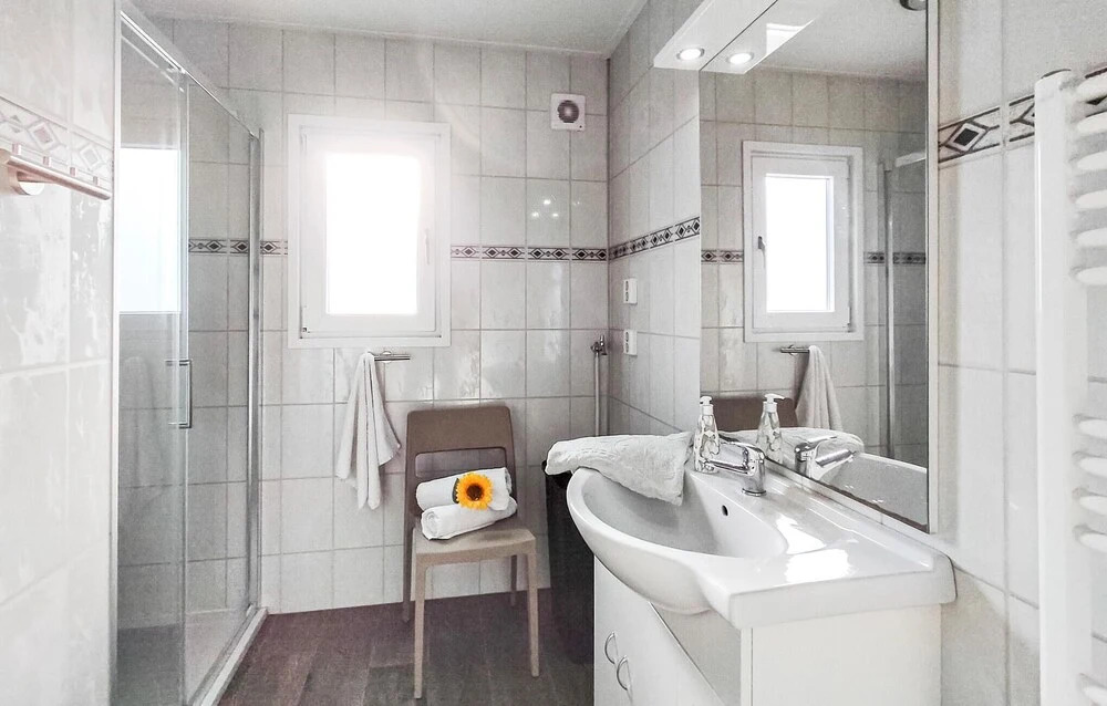 2 Bedroom Amazing Home In Heinkenszand