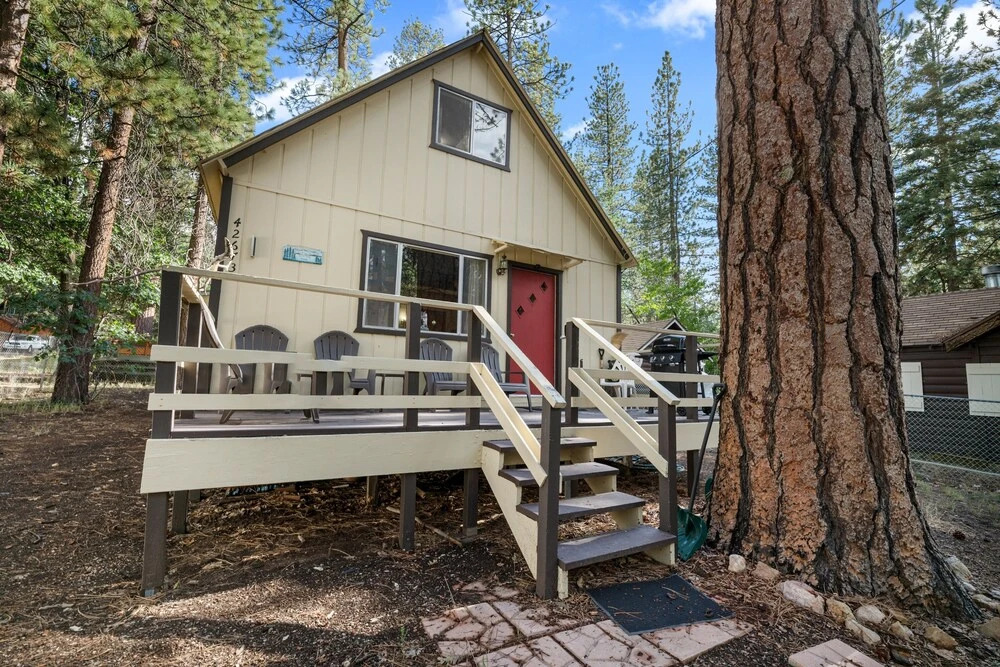Pinecone Cabin - Cozy And Charming Cabin In A Prime Location! Beautiful Wood Burning Fireplace! 2 Bedroom Home