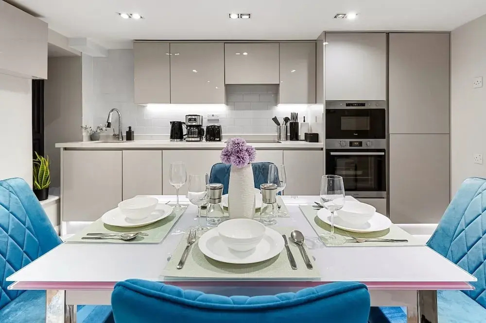 Modern Battersea Suite - London City Retreat