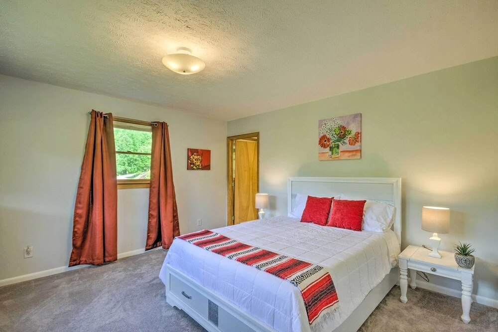 Maggie Valley House w/ Mtn Views - 1 Mi to DT