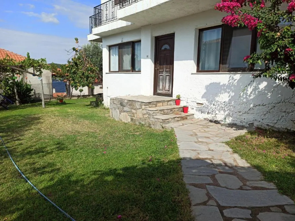 Doras House comfortable apartment with a yard and view