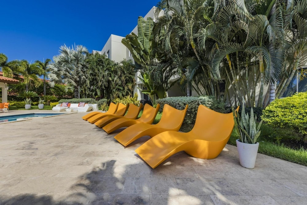 4BR 3BA w Pool Sleeps 10 200m From Eagle Beach