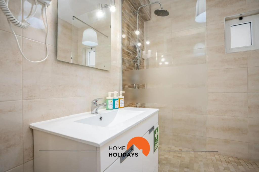 #002 Amazing Apartment Next City Center,Beach