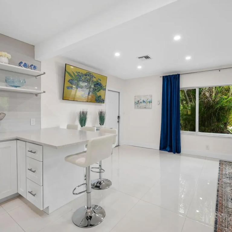 Uhost AI Stylish 1BR Bright Space w Patio