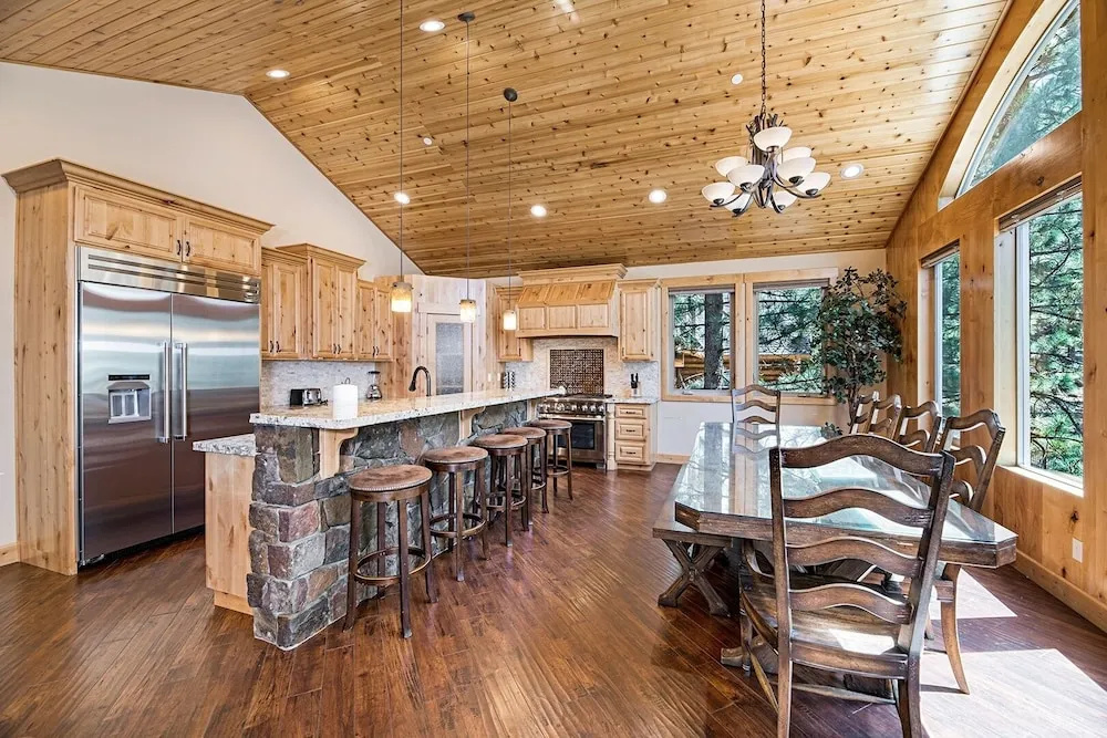 Big Bear Lodge W/ Sauna, Hot Tub, Decks & 4 Fireplaces 6 Bedroom Home