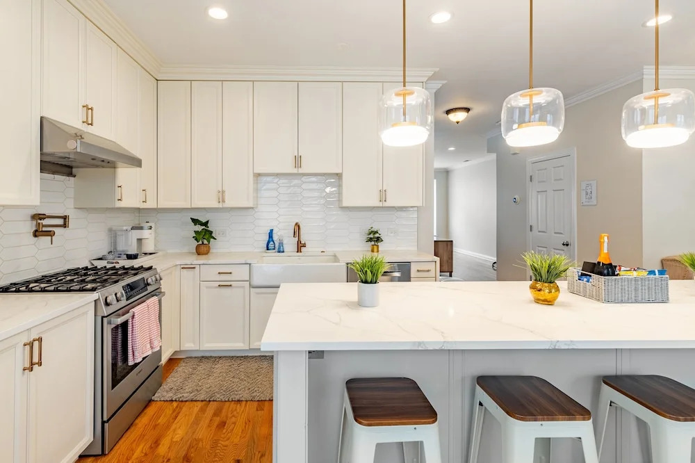 Windy City Getaway 3br 2ba Chicago Townhouse 3 Bedroom Home by RedAwning