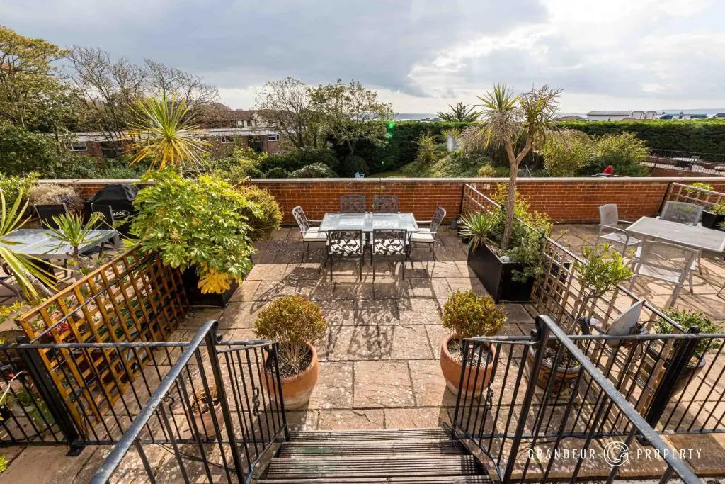 Stunning Sea View 2 Bed Triplex Apt Terrace Free Parking