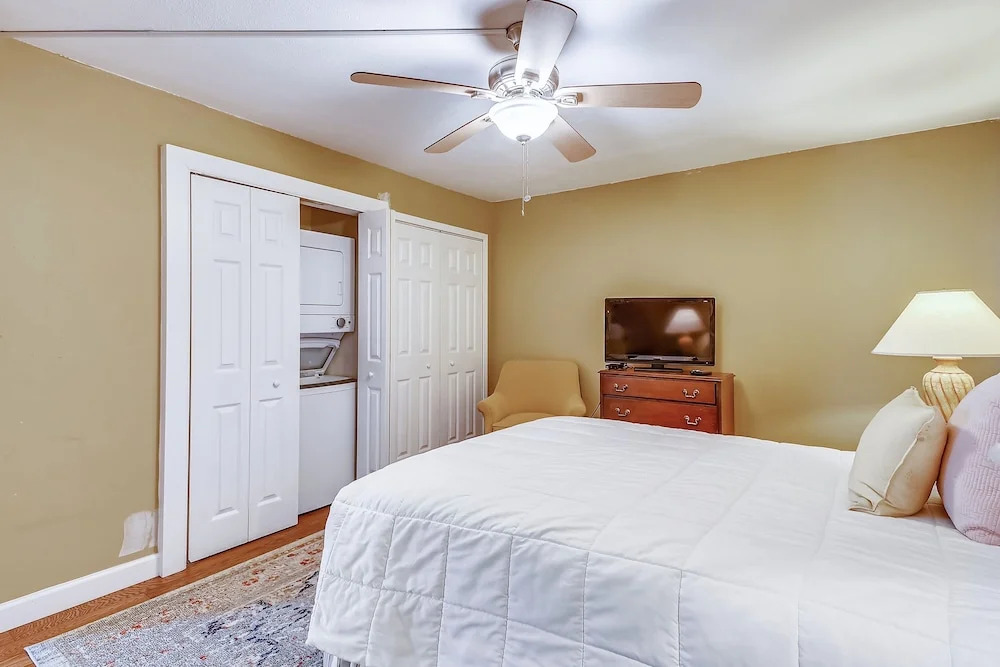 DP 202C Recently renovated 2 bedroom condo near Destin Harbor and amazing views by RedAwning