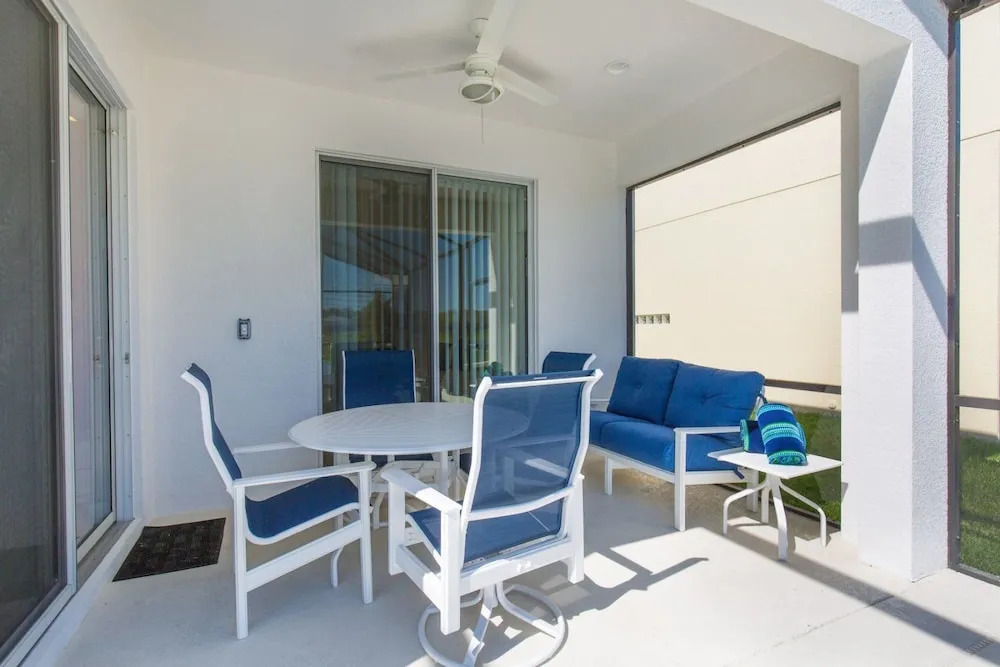 Stunning 4 bed Villa With Modern Decor and a South Facing Pool and spa Overlooking Water - 372