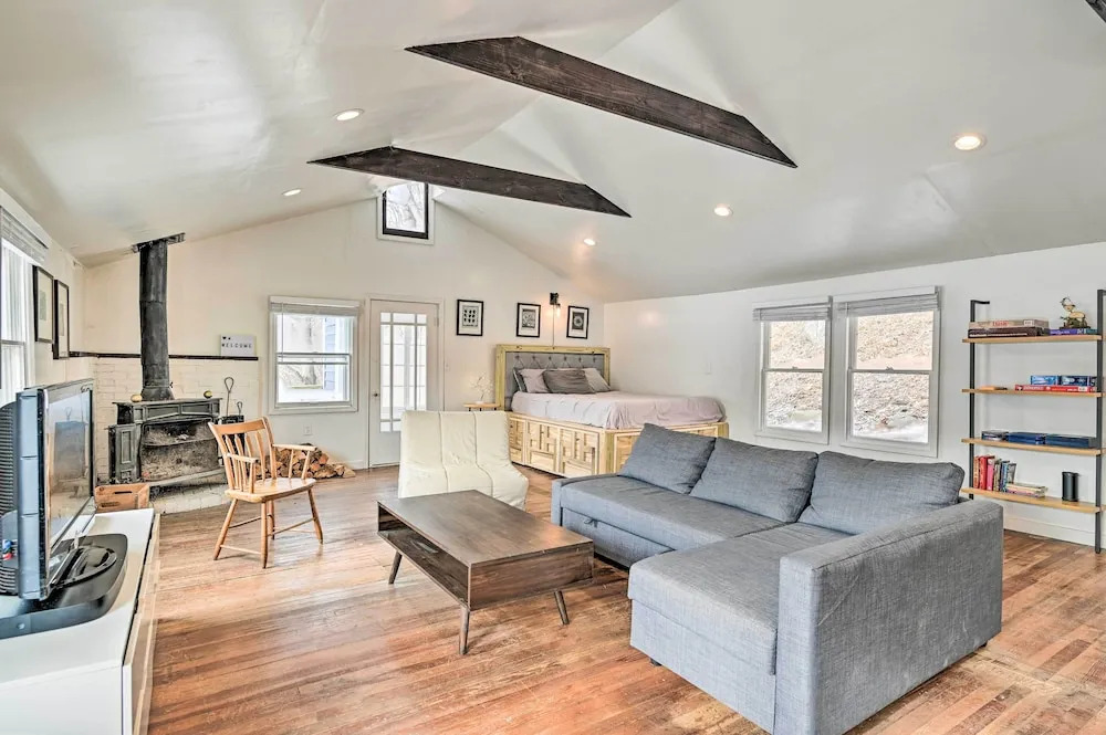 Chic Prattsville Studio w/ Private Hot Tub!