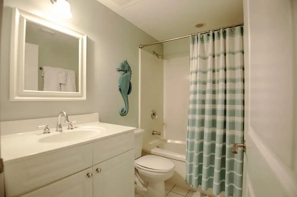 Waterscape B228 - 1 Br condo by RedAwning