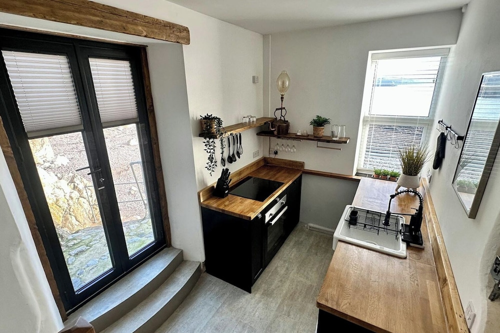 Seafront Cottage - Beach Access - Pet Friendly