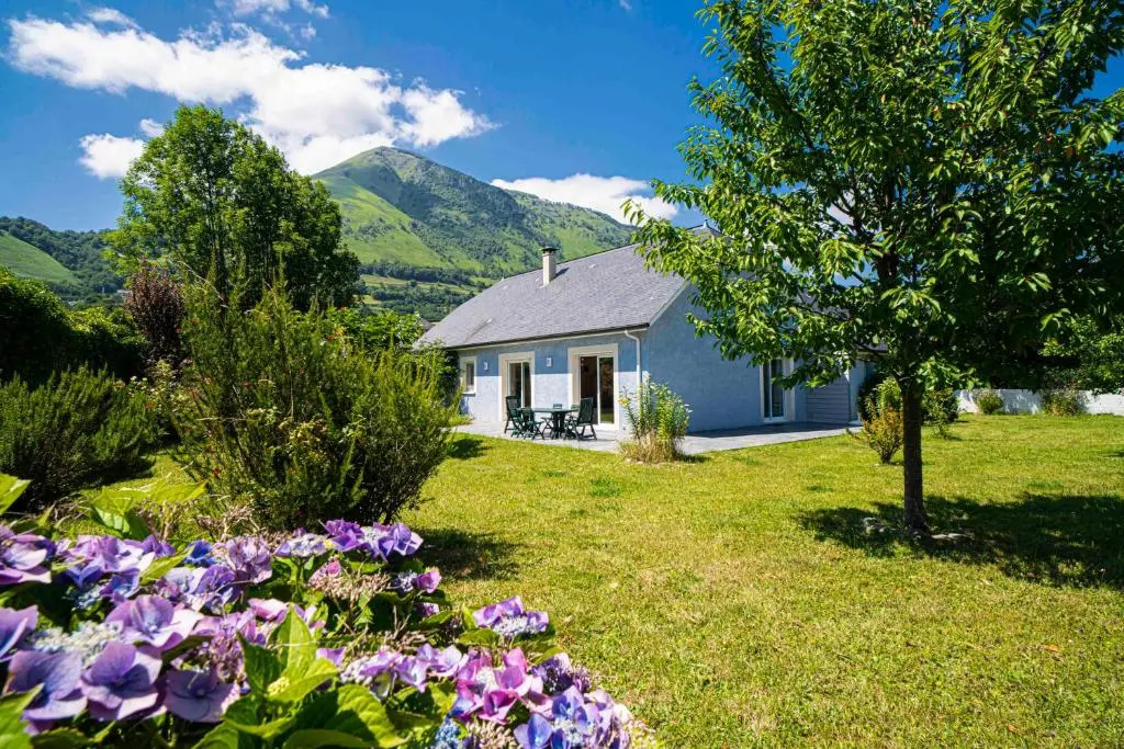 Maison Bleue 5-7 Personnes au Cœur de Bedous, en Vallée D'aspe