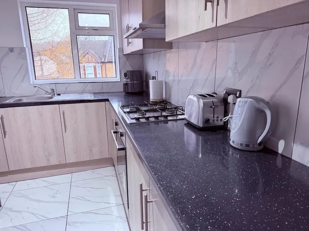 Cosy 2 Bedroom Apartment by Airport & Town Centre