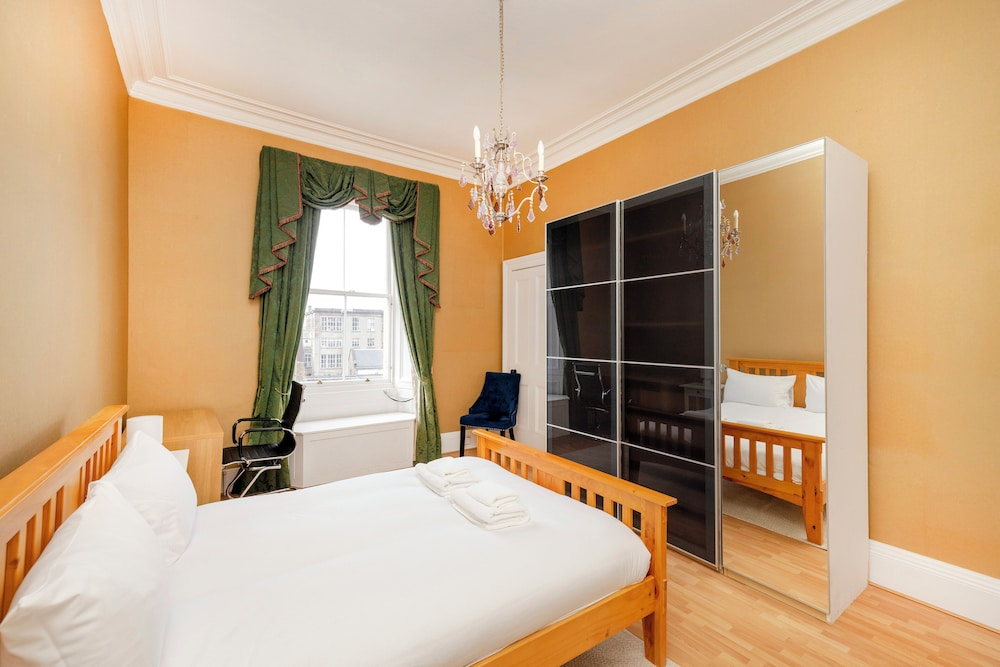 Stylish Southside Flat Near Old Town
