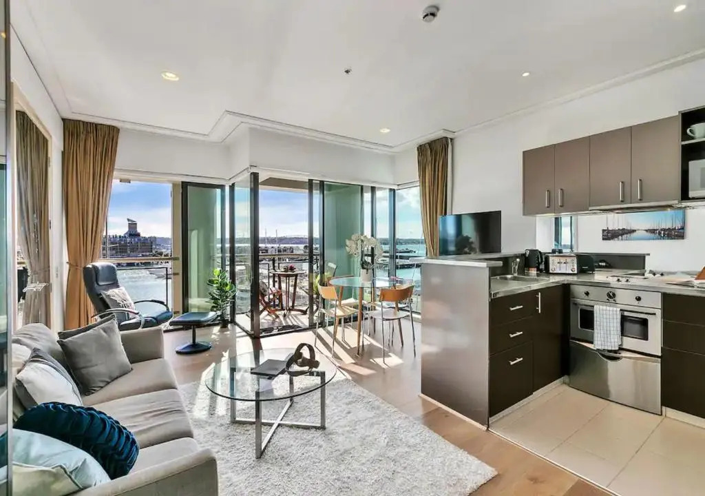 Sunny two bedrooms and Viaduct views