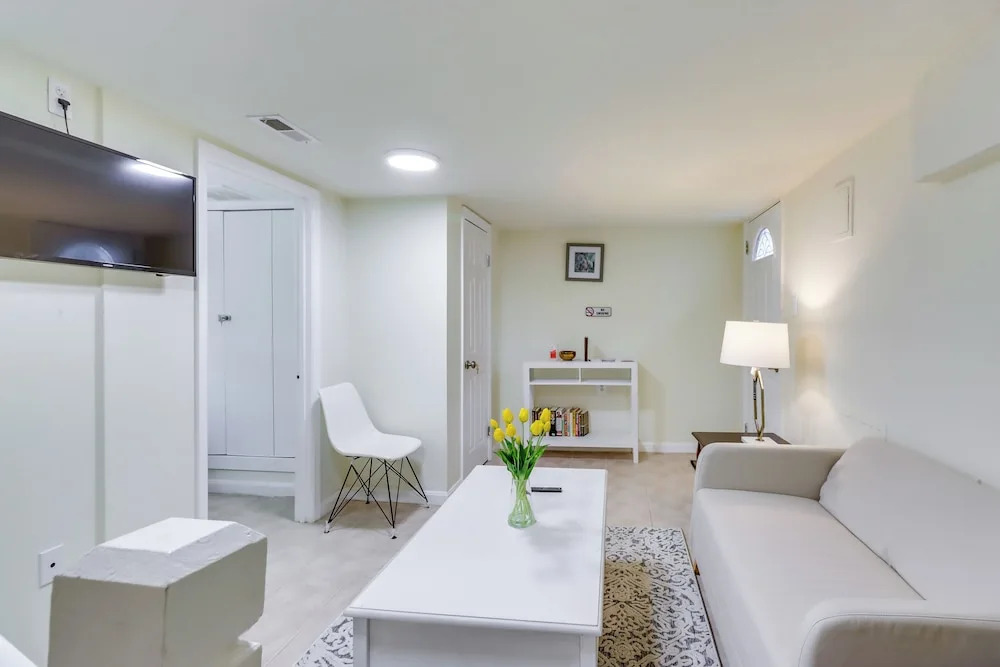 2 Mi to Dtwn DC: Wfh-friendly Apt